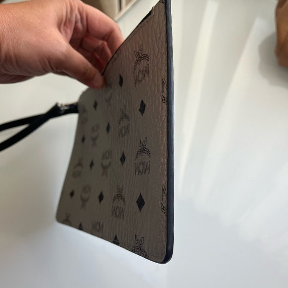 MCM SILVER GRAY WRIST POUCH - Picture 8 of 10